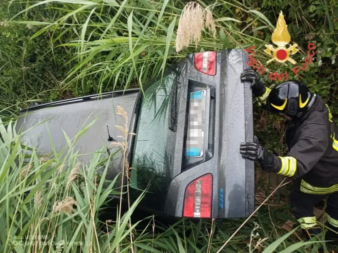 images Auto in un fossato a Rende: 2 feriti, intervenuto l'elisoccorso