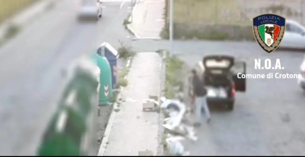 images Crotone, rifiuti ingombranti abbandonati: scattano le sanzioni per gli incivili 