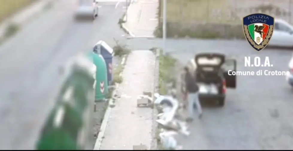 Crotone, rifiuti ingombranti abbandonati: scattano le sanzioni per gli incivili  images Crotone, rifiuti ingombranti abbandonati: scattano le sanzioni per gli incivili
