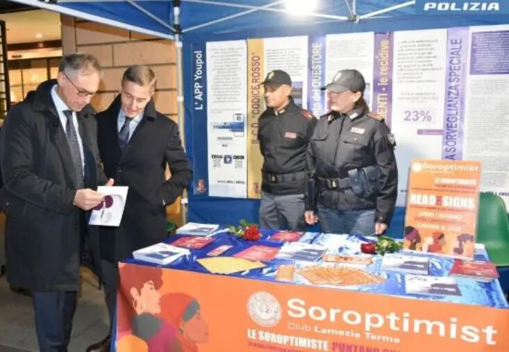 images Lamezia, la Polizia tra la gente nella Giornata per l’eliminazione della violenza sulle donne 