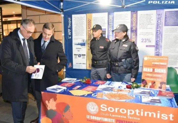 Lamezia, la Polizia tra la gente nella Giornata per l’eliminazione della violenza sulle donne  images Lamezia, la Polizia tra la gente nella Giornata per l’eliminazione della violenza sulle donne