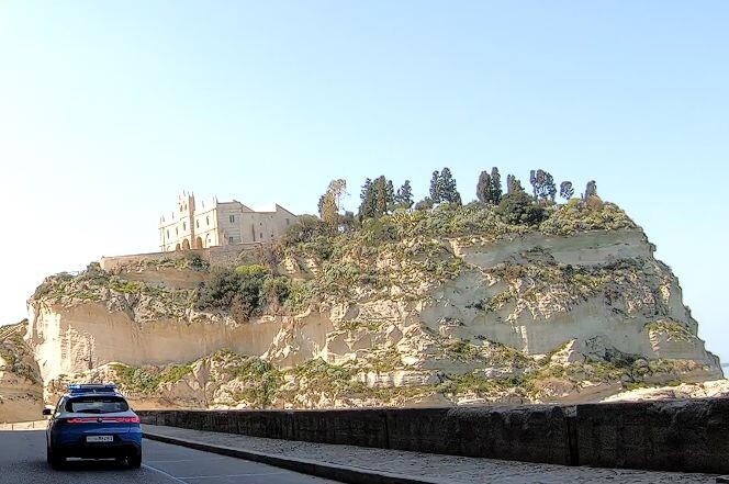 Tropea, scatta il piano "Estate Sicura": la Polizia blinda la Perla del Tirreno images Tropea, scatta il piano "Estate Sicura": la Polizia blinda la Perla del Tirreno