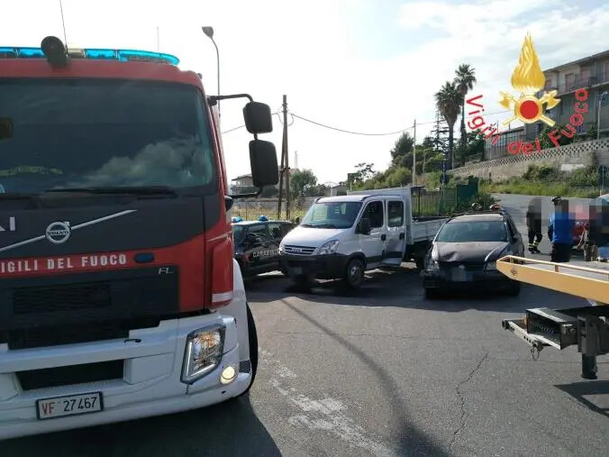 images Incidente a Sellia Marina: coinvolti un furgone e un'auto 