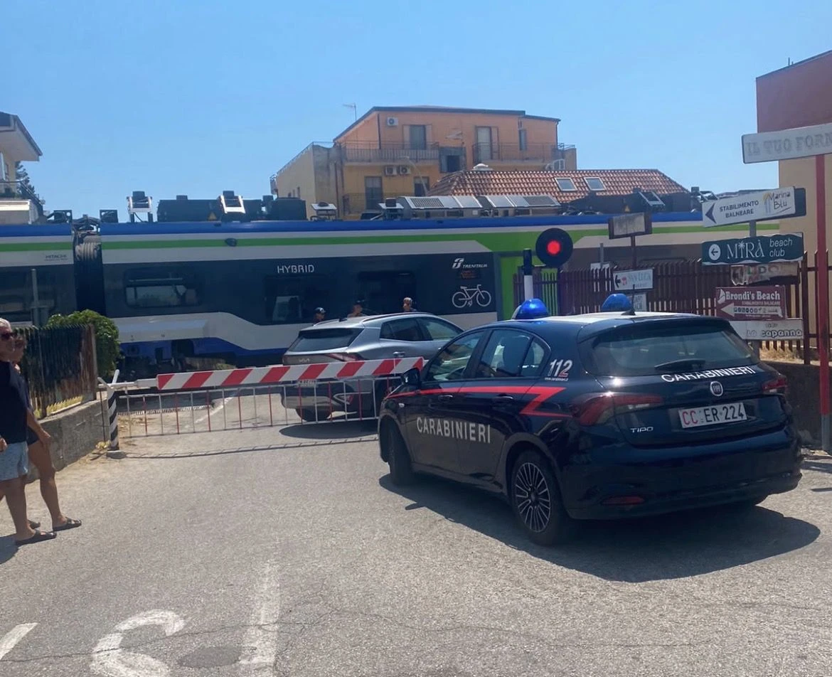 Paura a Montepaone, auto bloccate tra le sbarre al passaggio al livello