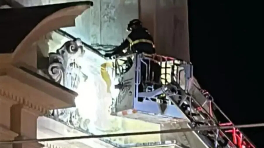 images Catanzaro, cornicioni 'a rischio' all'Immacolata: verifiche dei vigili del fuoco