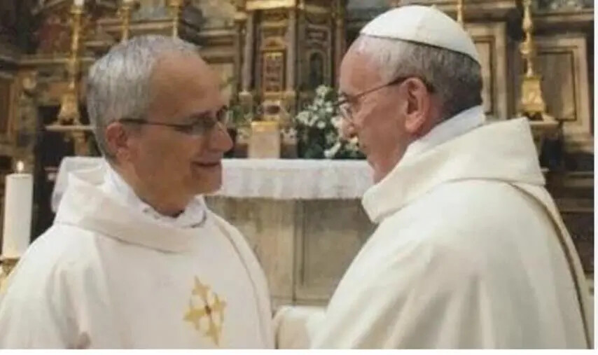 images Il Cappellano dell’Università di Catanzaro esulta con i suoi giovani per Papa Leone XIV
