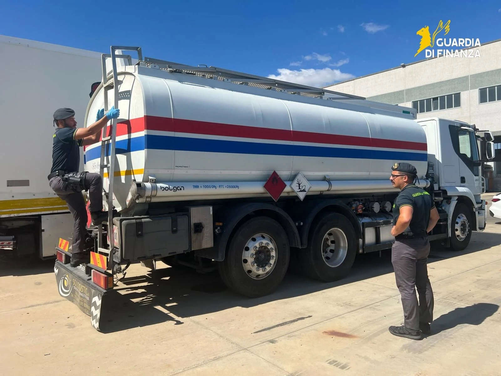Vazzano, sequestrata autobotte con 7mila litri di gasolio: denunciati conducente e amministratore della società