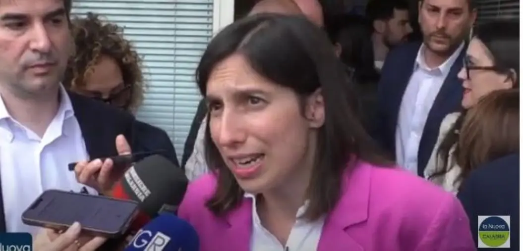 images Strage di migranti, Elly Schlein a Cutro per commemorare le 94 vittime
