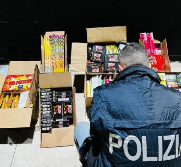 Crotone, materiale pirotecnico non conforme: una denuncia e sequestrati 65 chili di "fuochi" images Crotone, materiale pirotecnico non conforme: una denuncia e sequestrati 65 chili di "fuochi"