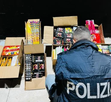 Crotone, materiale pirotecnico non conforme: una denuncia e sequestrati  65 chili di "fuochi"