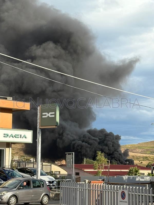 Incendio in via Lucrezia della Valle a Catanzaro: colonna di fumo nero visibile da tutta la città images Incendio in via Lucrezia della Valle a Catanzaro: colonna di fumo nero visibile da tutta la città