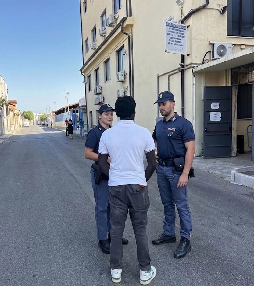 images Crotone, la comunità dei migranti ringrazia la Questura: consegnato un attestato di stima all'Ufficio Immigrazione