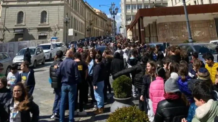 images Terremoto a Catanzaro, sette dirigenti scolastici: "Sospendere le lezioni o installare le tende nei punti di ritrovo"