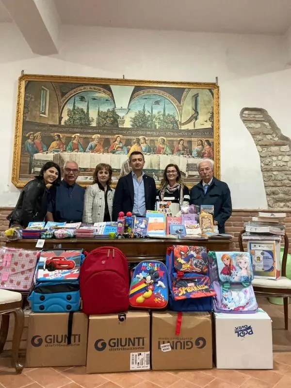 Zaino sospeso, il Lions Club Catanzaro Host ha consegnato materiale didattico alla Chiesa del Monte di Catanzaro images Zaino sospeso, il Lions Club Catanzaro Host ha consegnato materiale didattico alla Chiesa del Monte di Catanzaro