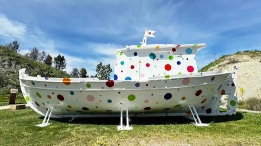 images Incendiata nella notte a Crotone "San Nikolaus", l'opera di Sirelli in ricordo delle vittime del naufragio