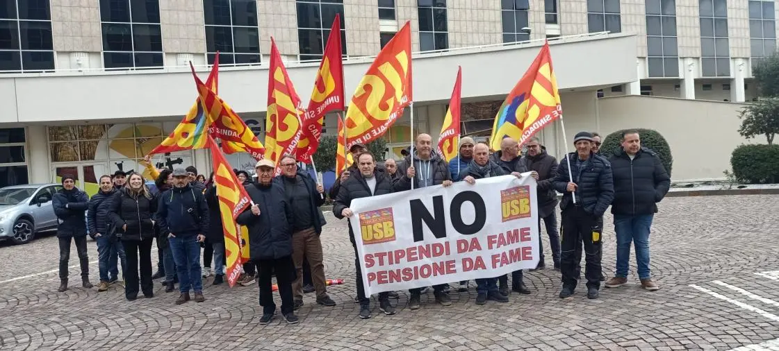 Sit-in degli ex LSU e LPU davanti alla Cittadella regionale: “In pensione con 500 euro, scandaloso” images Sit-in degli ex LSU e LPU davanti alla Cittadella regionale: “In pensione con 500 euro, scandaloso”