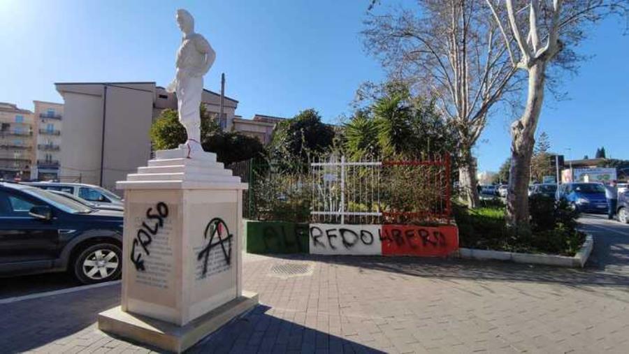 Caso Cospito, simboli anarchici su monumento a Crotone
images Caso Cospito, simboli anarchici su monumento a Crotone