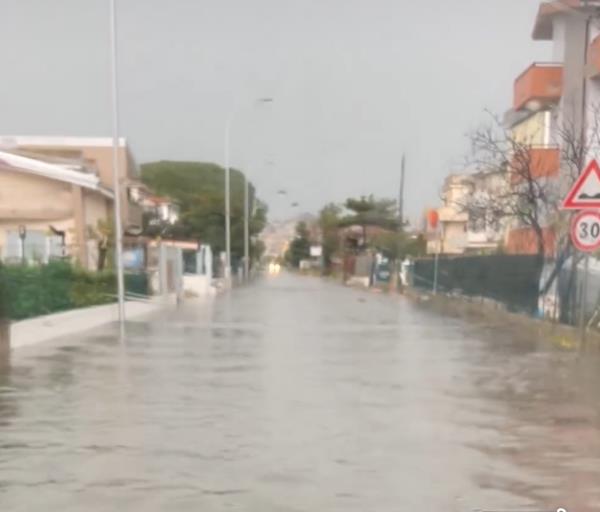 images Strade allagate a Sellia Marina: disagi nella circolazione 