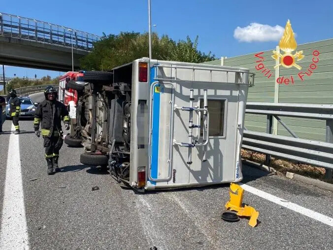 images A2, si ribalta un camper a San Mango d’Aquino: due feriti 