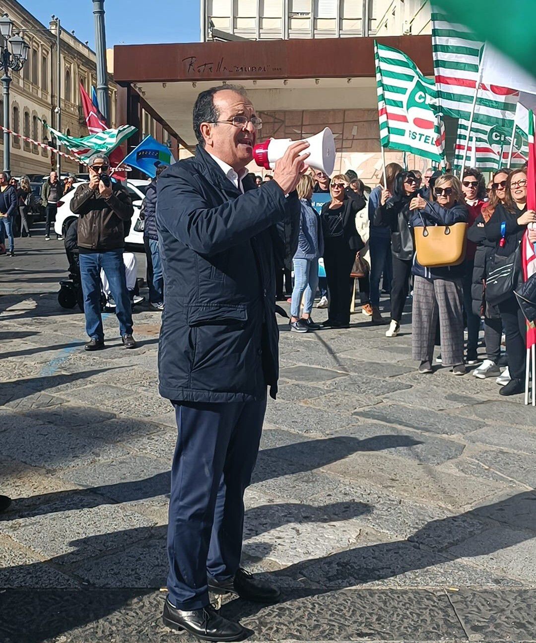 Vertenza Telecontact, Enzo Bruno: "Si apra una trattativa nazionale, difendere 450 lavoratori significa difendere dignità e coesione sociale" images Vertenza Telecontact, Enzo Bruno: "Si apra una trattativa nazionale, difendere 450 lavoratori significa difendere dignità e coesione sociale"