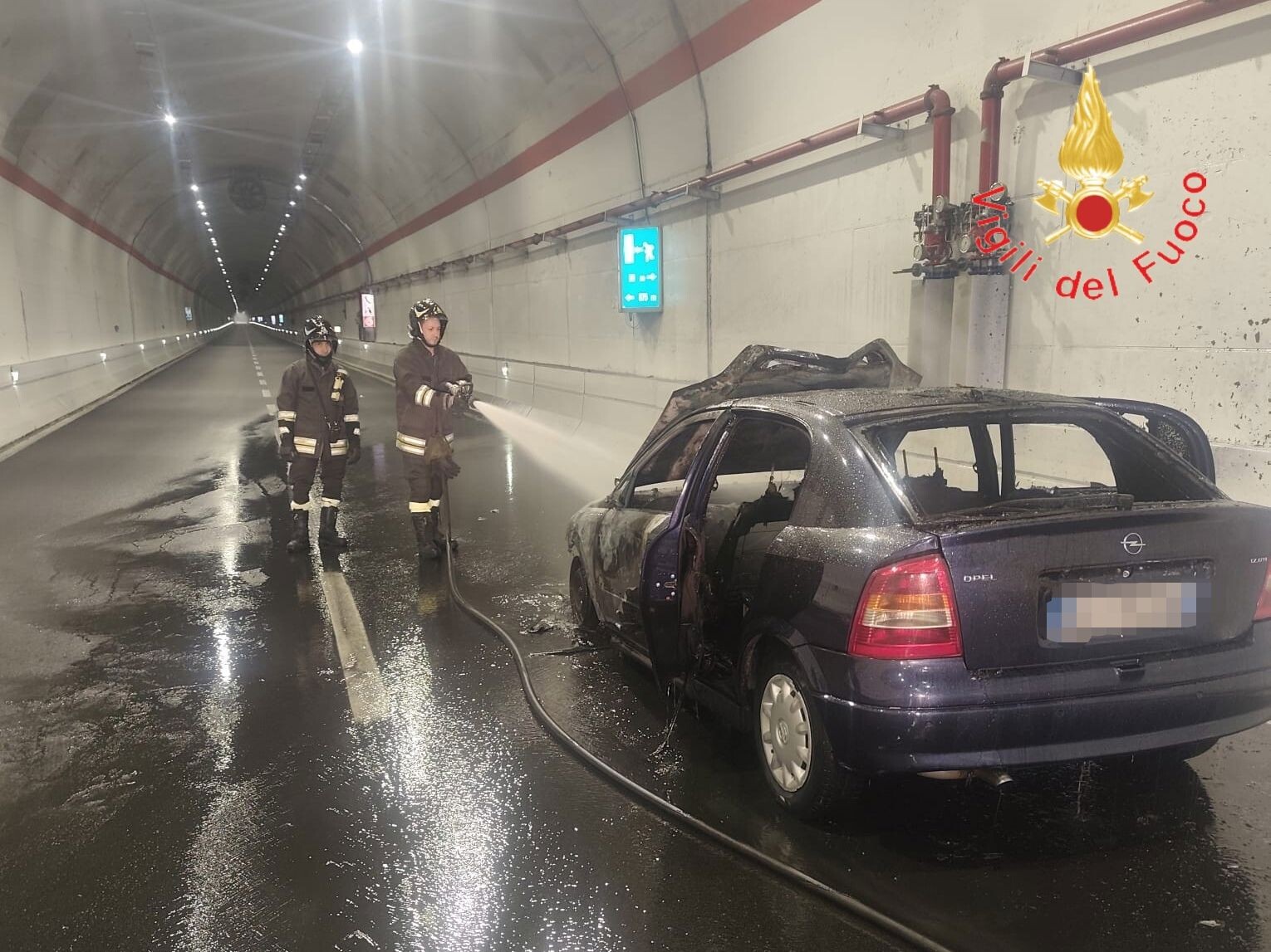 images Catanzaro, auto in fiamme nella galleria del Sansinato: traffico bloccato