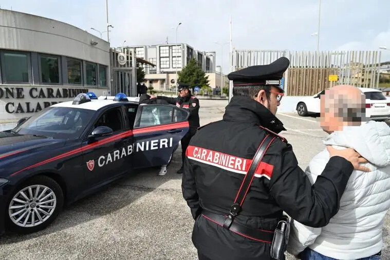 Sellia Marina, picchia e deruba i genitori che rifiutano di dargli soldi per la droga: arrestato images Sellia Marina, picchia e deruba i genitori che rifiutano di dargli soldi per la droga: arrestato