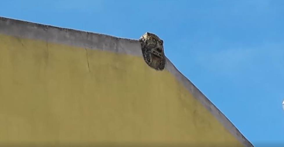 images La "caccia" alle maschere apotropaiche nel centro storico di Caraffa