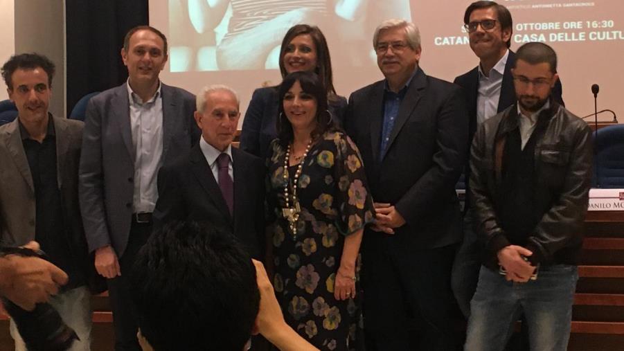 images Francesca Reggiani e il suo "Sono italiana, ma voglio smettere" al Magna Graecia Book Festival