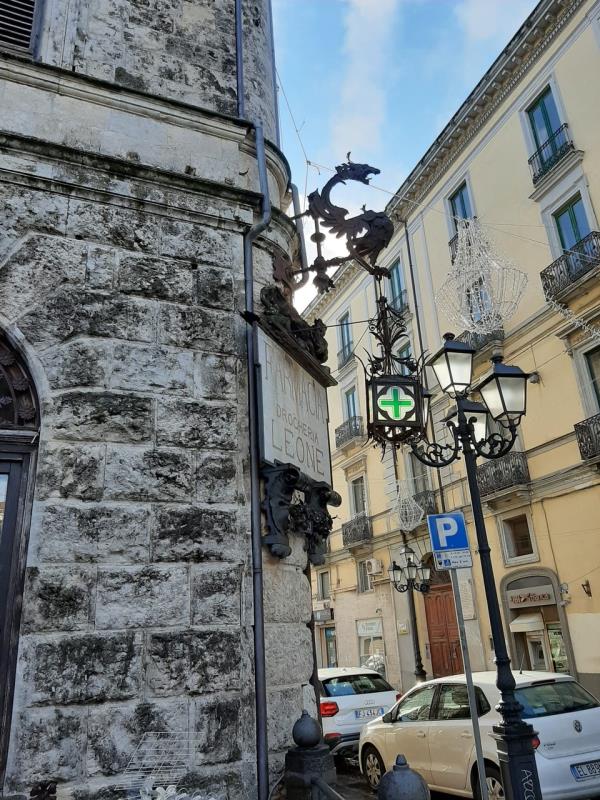 Catanzaro. La storica insegna della Farmacia del Leone presto sarà restaurata images Catanzaro. La storica insegna della Farmacia del Leone presto sarà restaurata