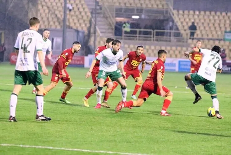 images Serie C, Crotone e Catanzaro in campo alle 20.30: le formazioni ufficiali