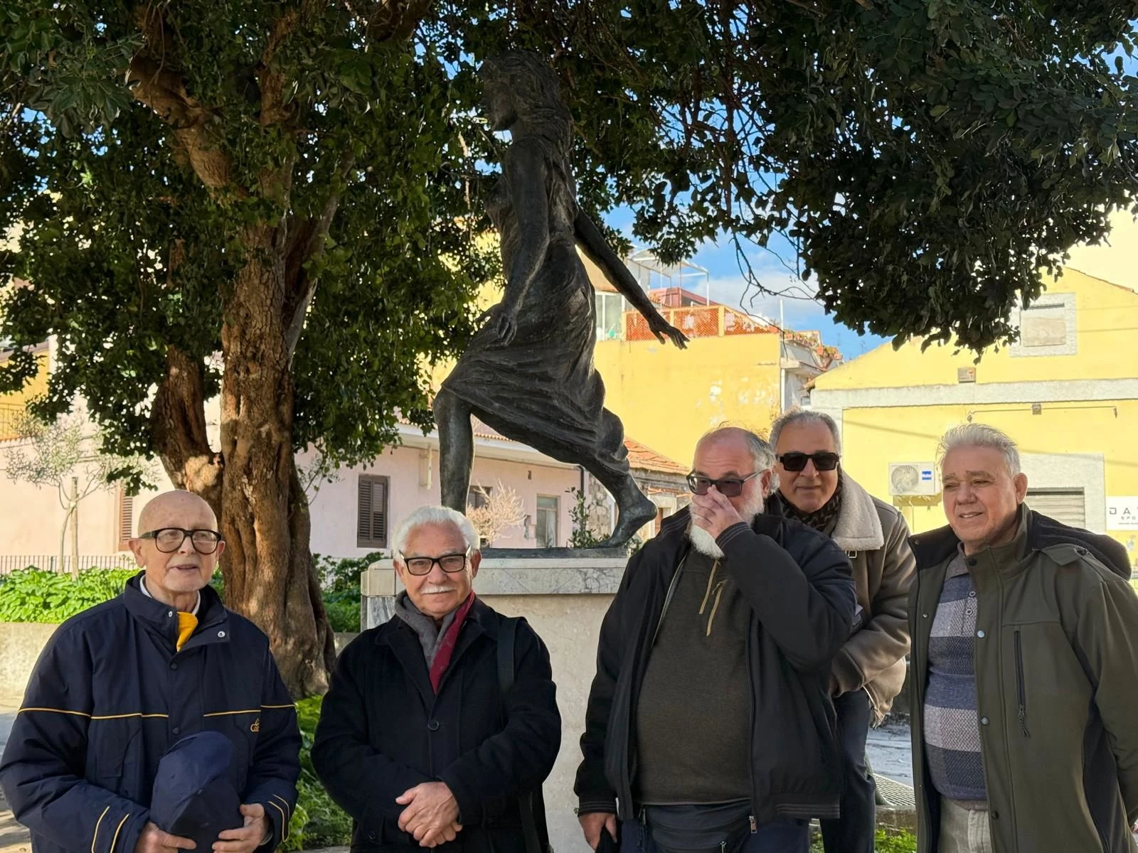 Primo dell'anno in preghiera davanti alla statua di Iolanda Pullano madre dello scultore Luigi Verrino 