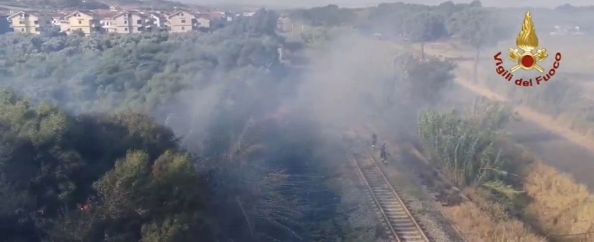 Caldo e vento: a Copanello fiamme e fuoco, in azione canadair 
