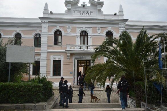 images A Crotone la Polizia presidia l’ingresso delle scuole con i cinofili