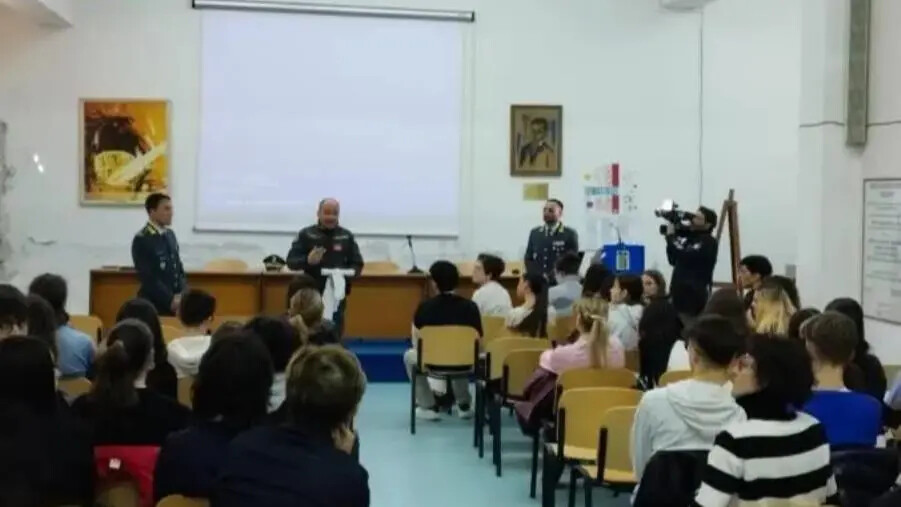 Catanzaro, a scuola con la Guardia di Finanza: incontro al Convitto "Galluppi" images Catanzaro, a scuola con la Guardia di Finanza: incontro al Convitto "Galluppi"
