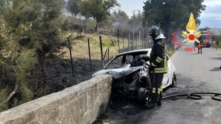 images Crotone. Sopravvissuta a rogo auto dopo un incidente: “Grazie all'eroe che mi ha salvato”
