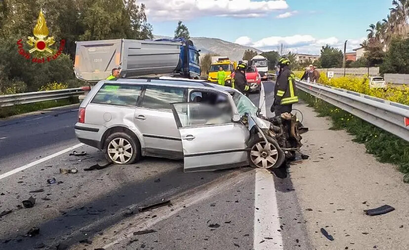 images Incidente a Villapiana, nel Cosentino: un morto e un ferito, strada chiusa al traffico