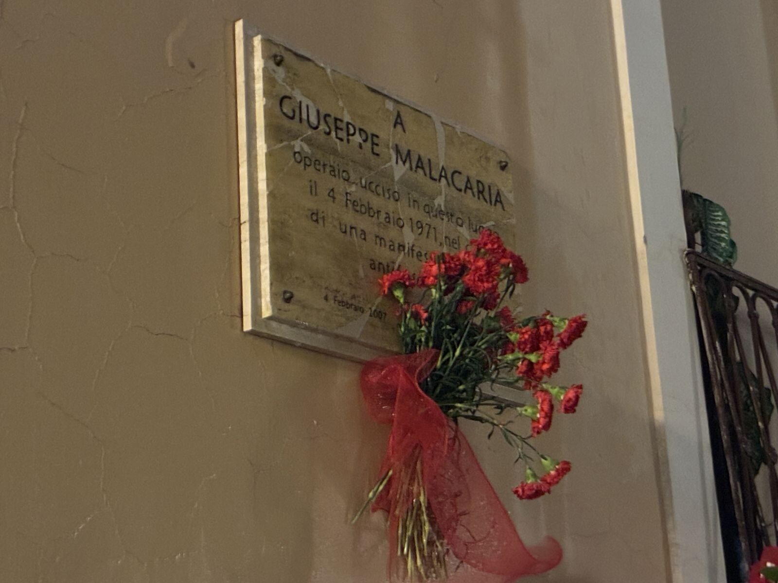 images Catanzaro, fiori in Piazzetta della Libertà per Giuseppe Malacaria: memoria come atto politico