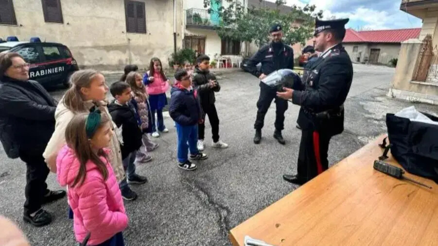 images A Santa Cristina d’Aspromonte con  l'Arma a lezione di legalità per i bambini della scuola primaria