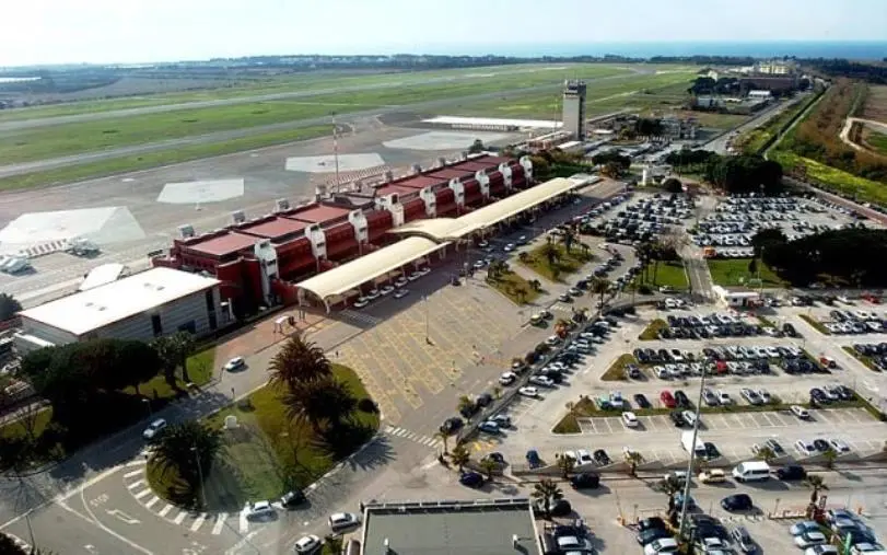 Caos voli in Calabria, ritardi di ore e cancellazioni negli aeroporti regionali