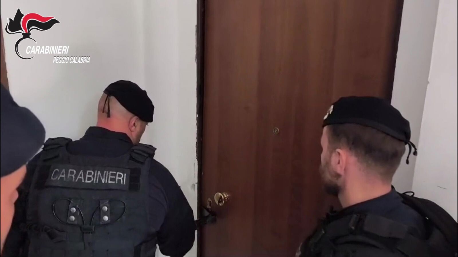 images Reggio, pistola nascosta nella cassetta delle lettere: arrestato con droga e munizioni