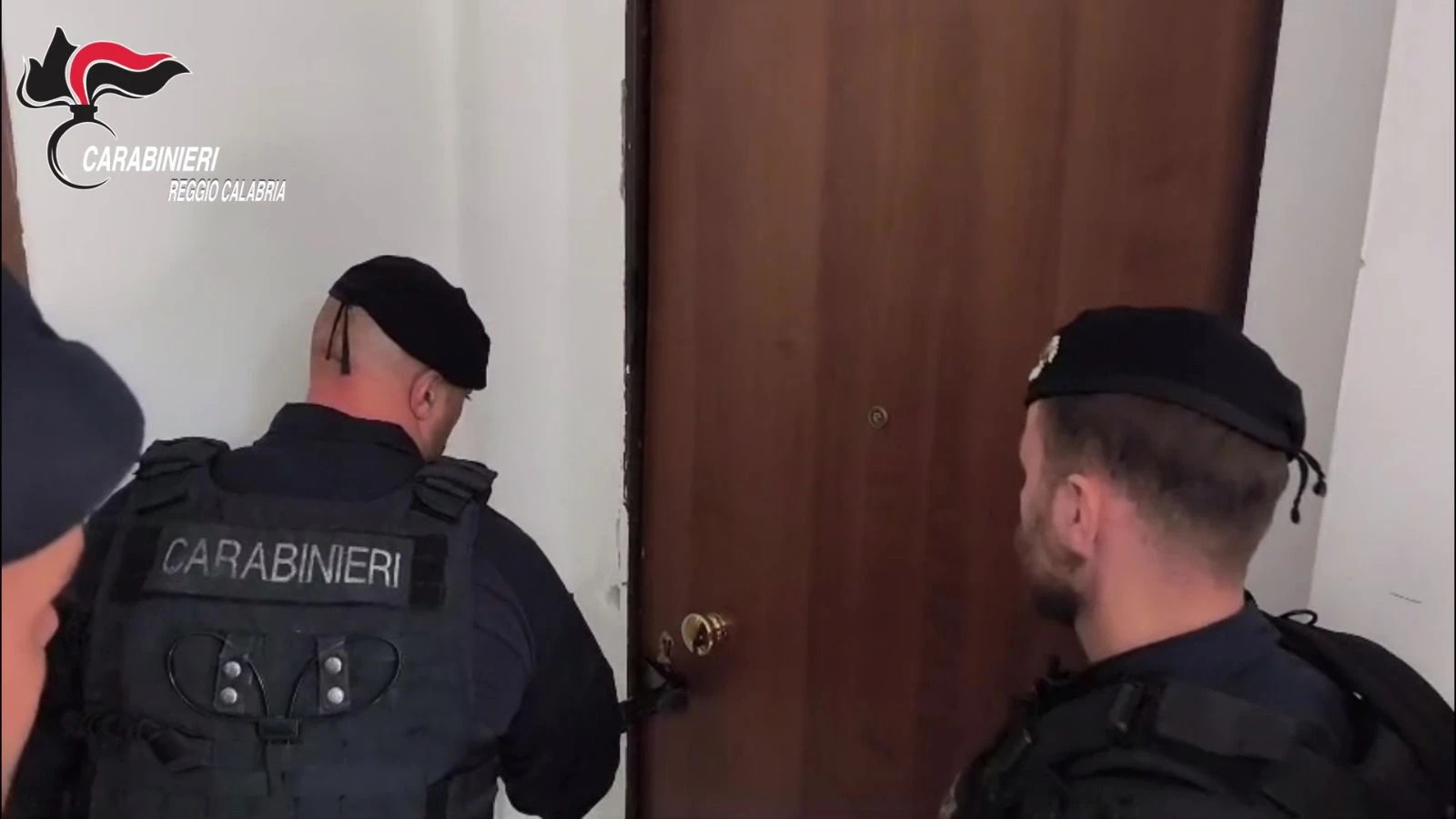 Reggio, pistola nascosta nella cassetta delle lettere: arrestato con droga e munizioni