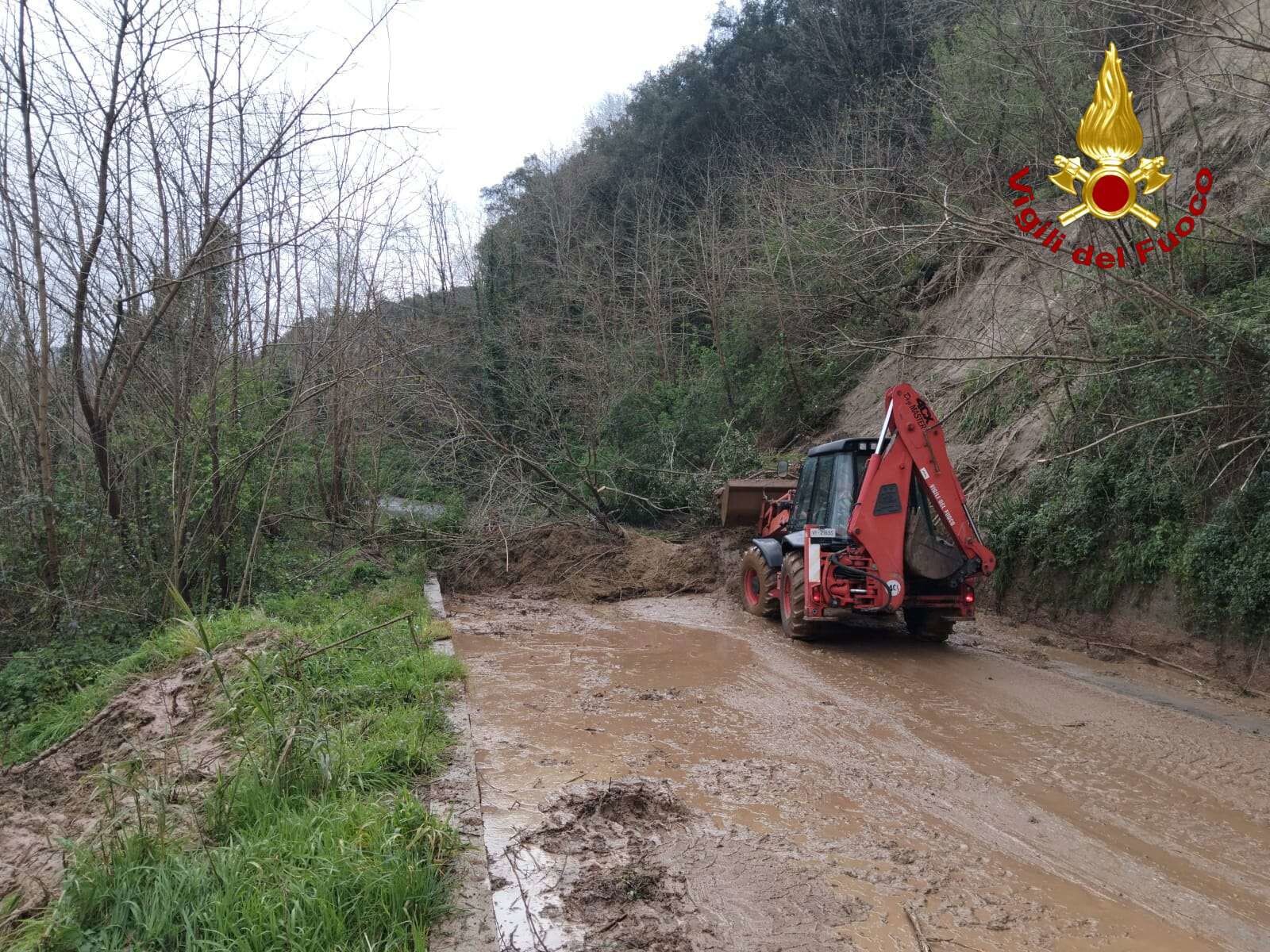images Maltempo, cedono tratti di strada nel Vibonese: case isolate per qualche ora