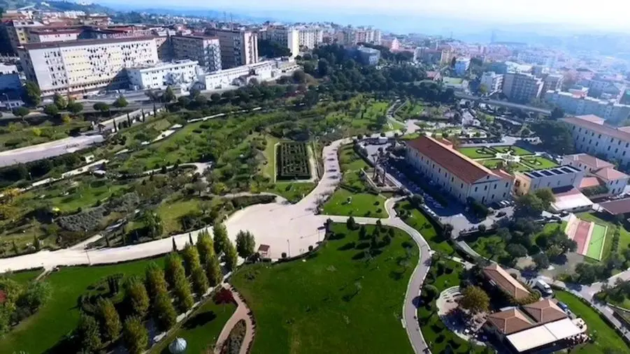 Catanzaro, spacciavano nel parco della Biodiversità in pieno giorno: ai domiciliari un diciannovenne 