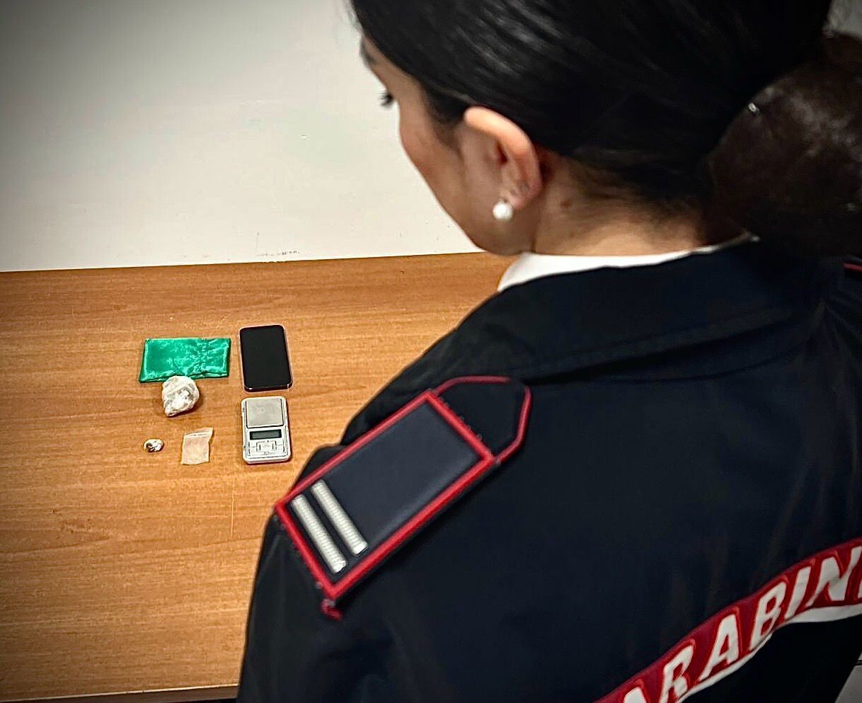 images Lamezia, 19enne arrestato con oltre 50 grammi di droga: aveva tentato di disfarsene