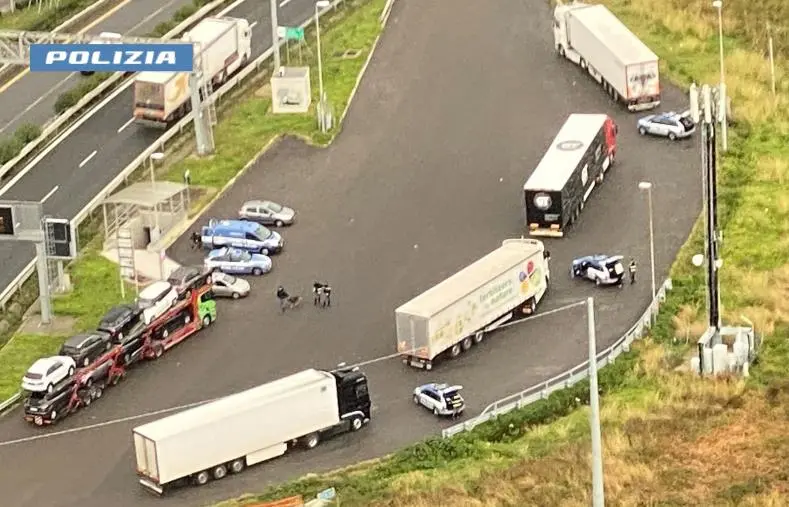 ROADPOL Truck and Bus, la PolStrada intensifica i controlli: ritirate 6 patenti di guida images ROADPOL Truck and Bus, la PolStrada intensifica i controlli: ritirate 6 patenti di guida