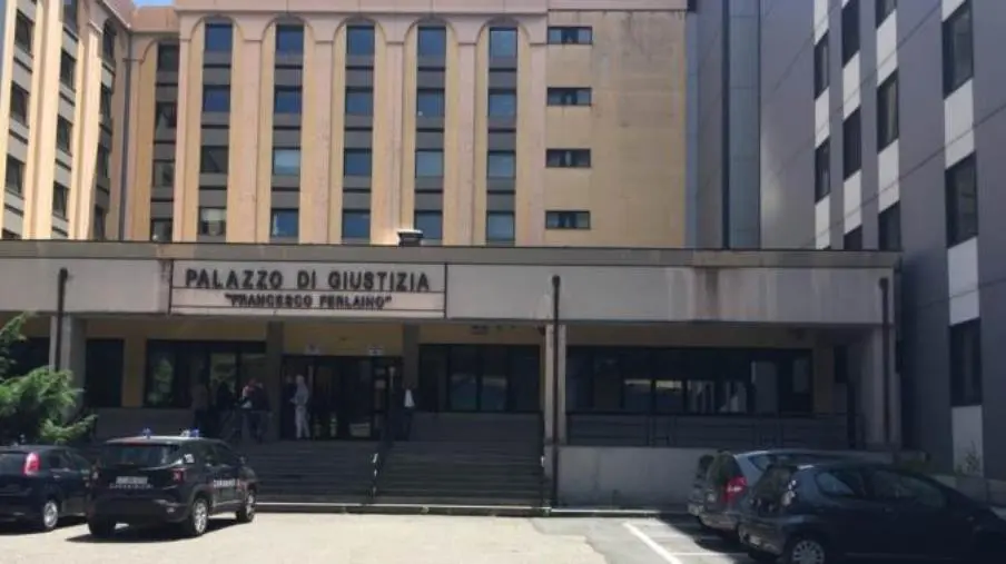Catanzaro, abusi a scuola: 3 studentesse si costituiscono parte civile contro il prof images Catanzaro, abusi a scuola: 3 studentesse si costituiscono parte civile contro il prof
