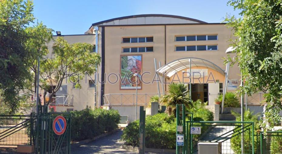 images Borgia, soffitto pericolante: il Comune chiude il primo piano del Comprensivo "Sabatini"