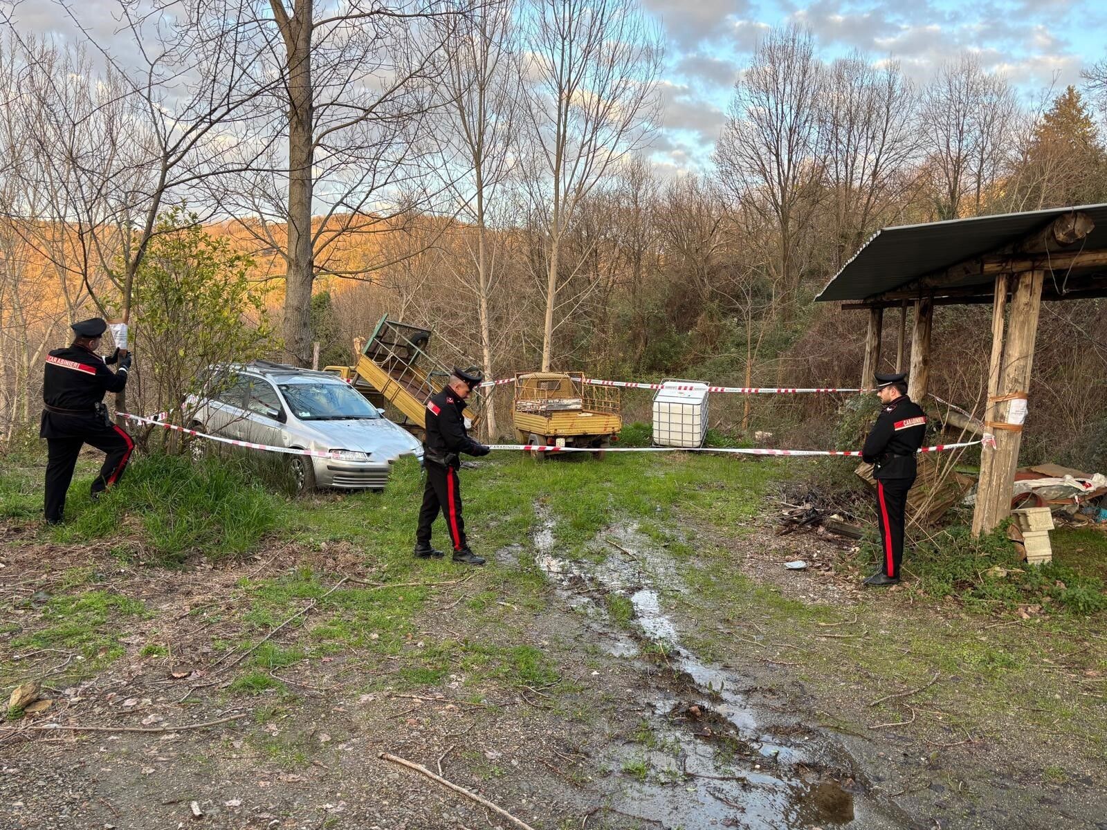 images Discarica abusiva in terreno nel Lametino, denunciati padre e figlio