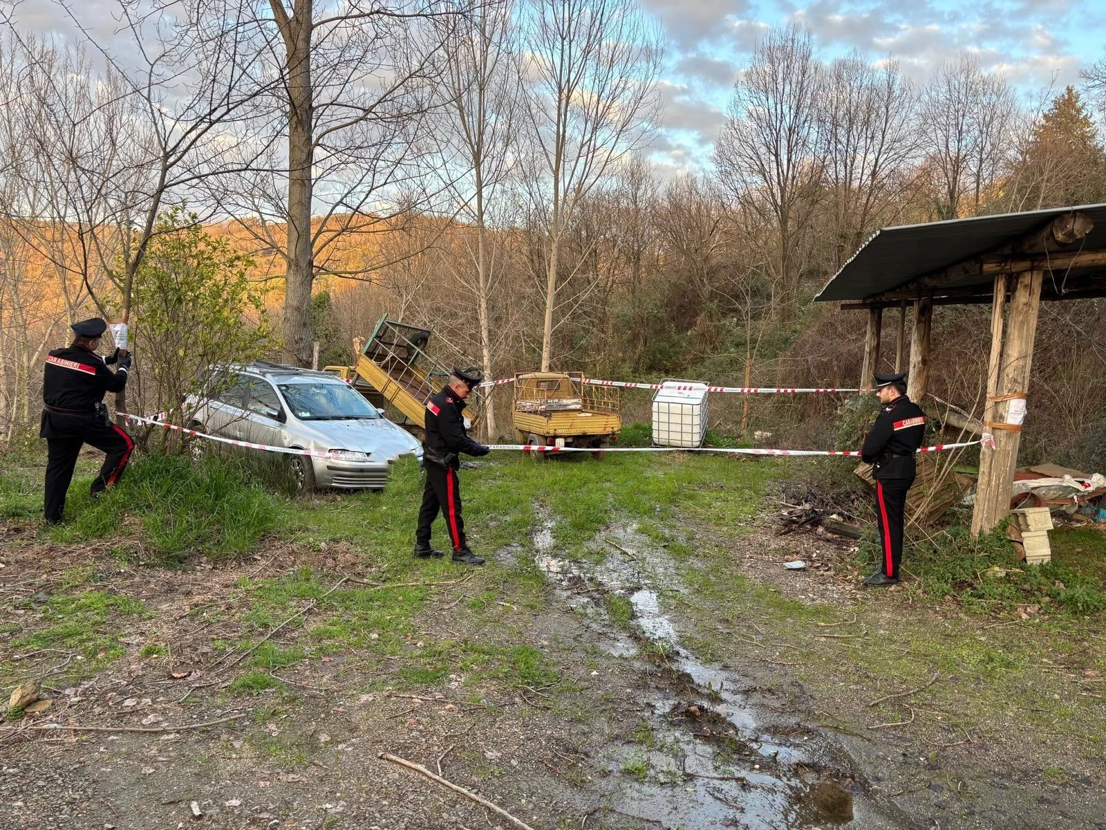 Discarica abusiva in terreno nel Lametino, denunciati padre e figlio