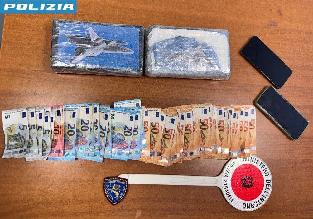Fregati dall'auto in panne, la polstrada li arresta nel Catanzarese con oltre 2 chili di droga 
